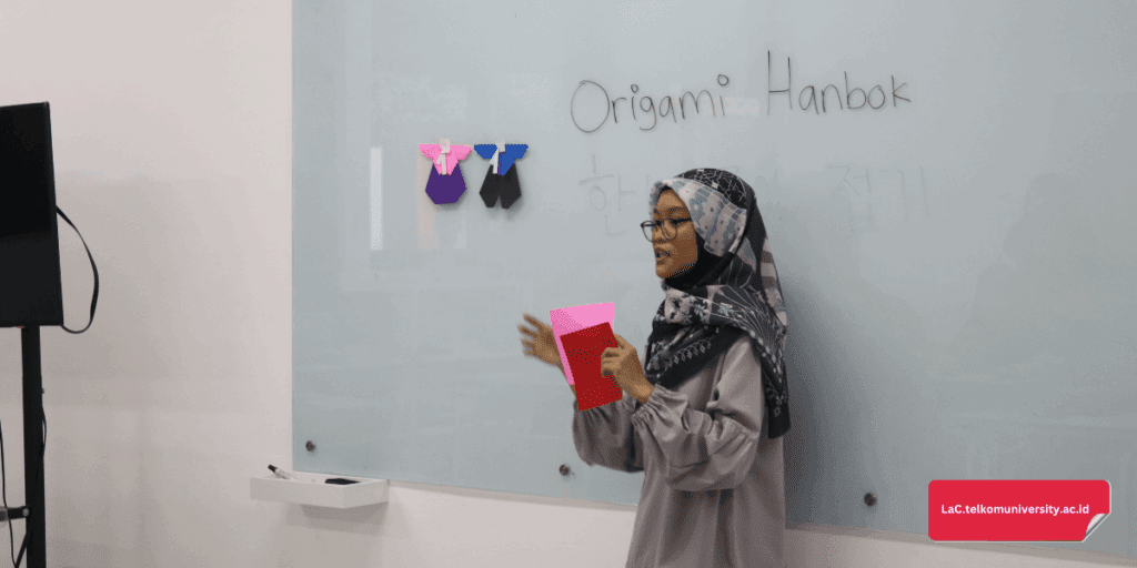 Pemaparan cara pembuatan origami Hanbok oleh King Sejong Institute Bandung 2