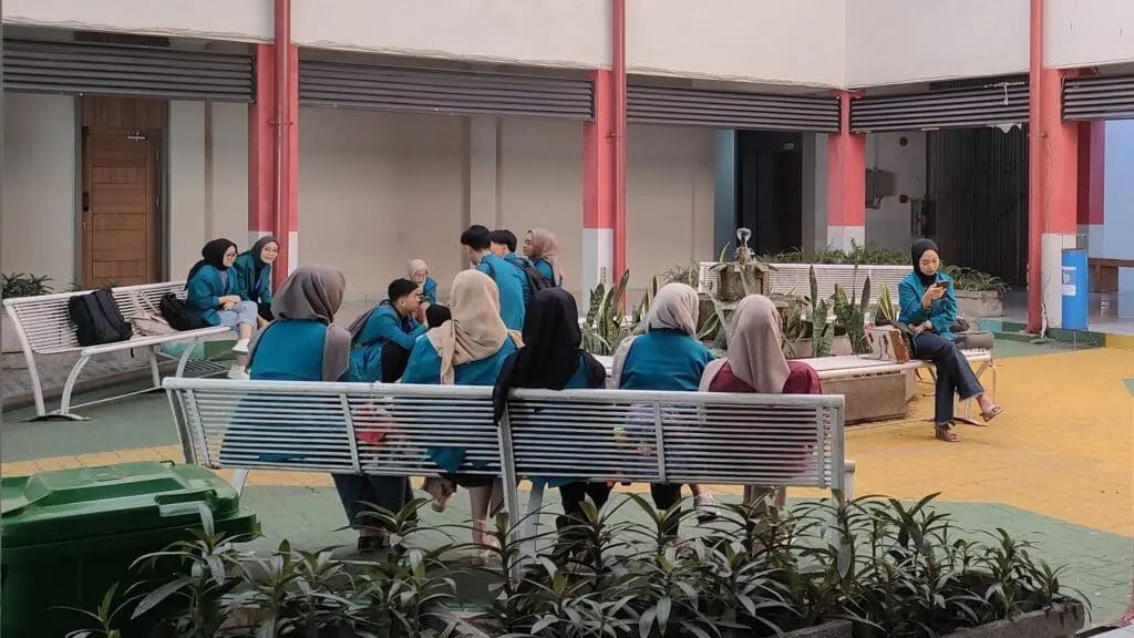 Mahasiswa STIKes Budi Luhur bersiap-siap sebelum pelaksanaan tes ECCT®