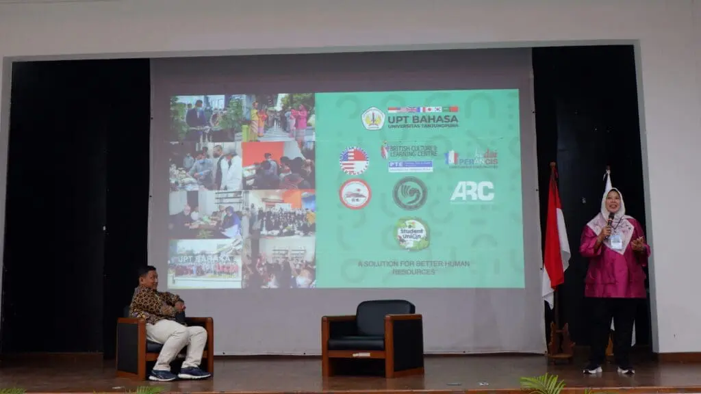 Seminar 2 oleh Ibu Stella Prancisca, S.Pd., M.Pd., Kepala UPA Bahasa Universitas Tanjungpura