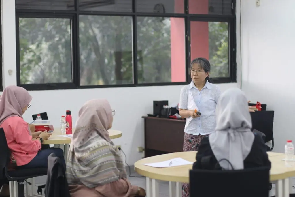 Workshop “Creativity in Writing and Languaging” bagi dosen bahasa Inggris Tel-U dan instruktur bahasa LaC