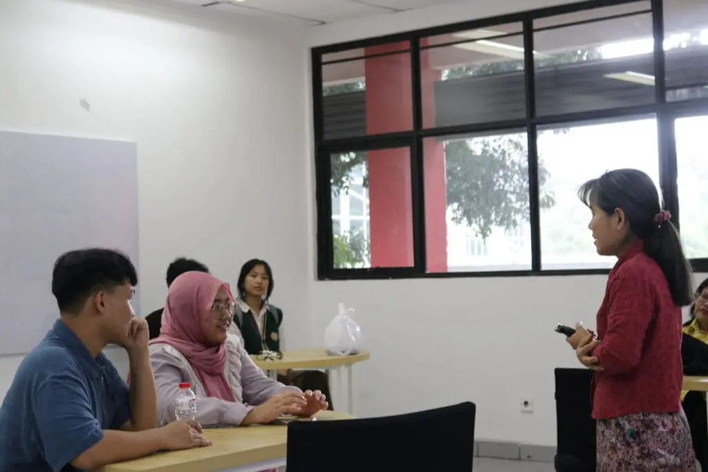 Workshop “Creativity in Writing and Languaging” bagi mahasiswa Tel-U