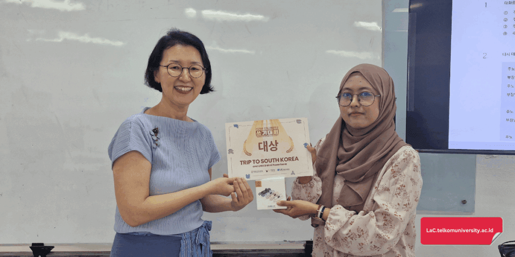 Penyerahan hadiah kepada Aliyya Akhwatul Karima sebagai Juara 1 Lomba Menulis Bahasa Korea tahun 2025