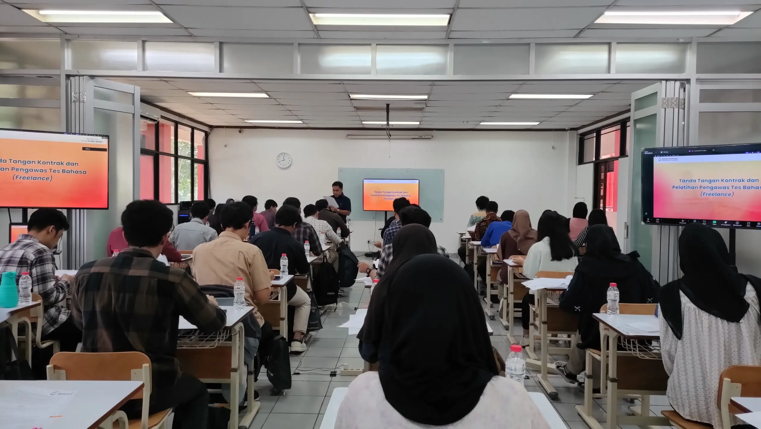 Pembacaan dan penandatanganan dokumen perjanjian kerja oleh Kepala Urusan Layanan Bahasa LaC, Bapak Mochamad Fajar Akbar