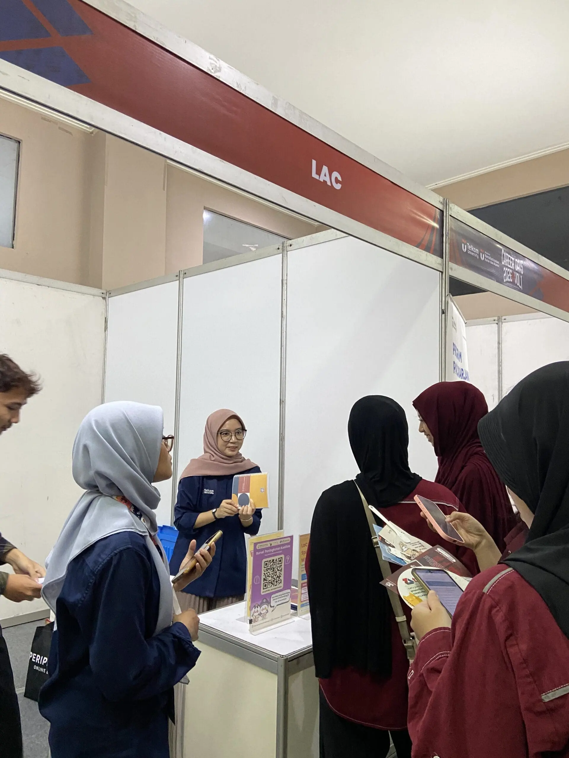 Booth LaC pada hari pertama Tel-U Career Days 2026 Vol.1, 20 April 2026 