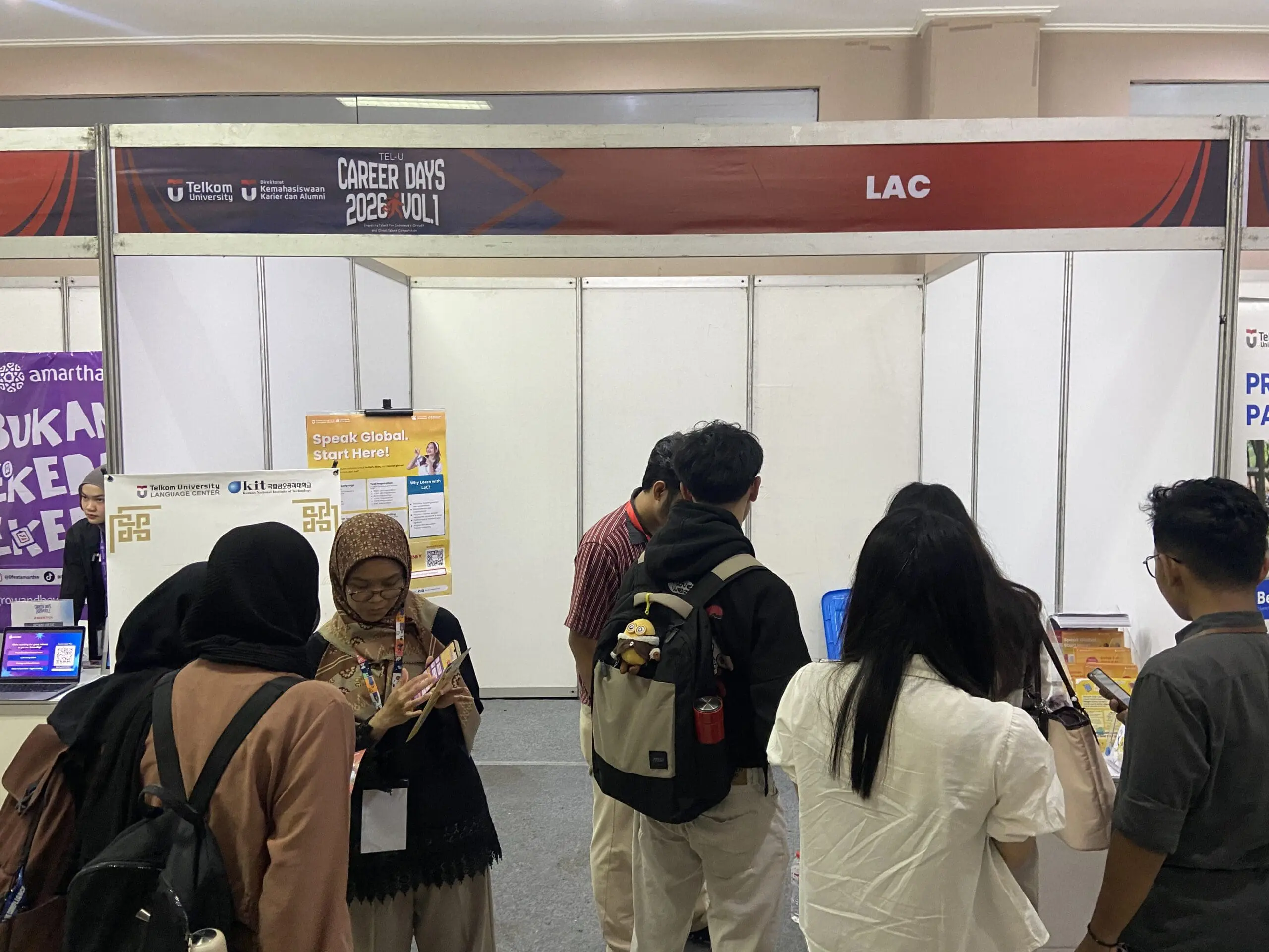 Booth LaC pada hari kedua Tel-U Career Days 2026 Vol.1, 21 April 2026