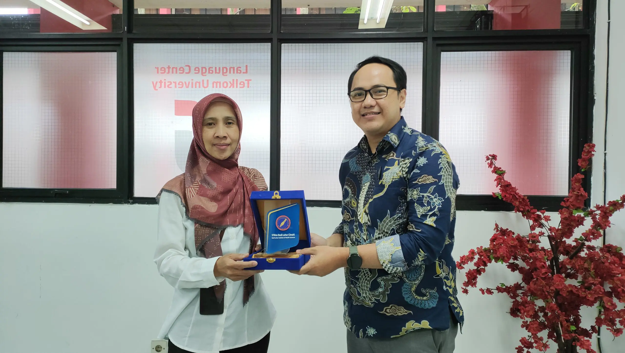 Penyerahan souvenir antara STIKes Budi Luhur Cimahi dan LaC Telkom University