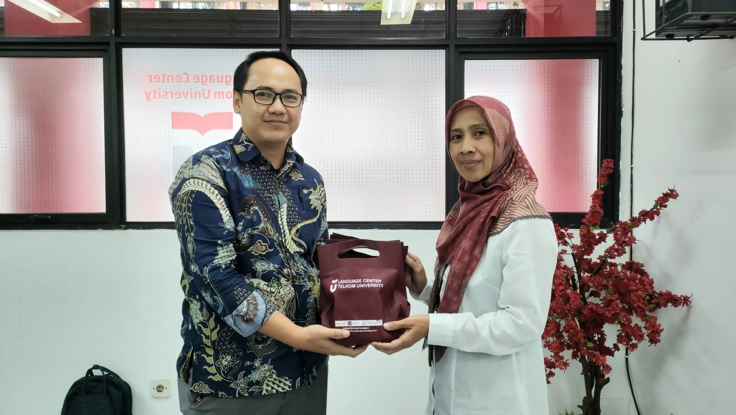 Penyerahan souvenir antara STIKes Budi Luhur Cimahi dan LaC Telkom University