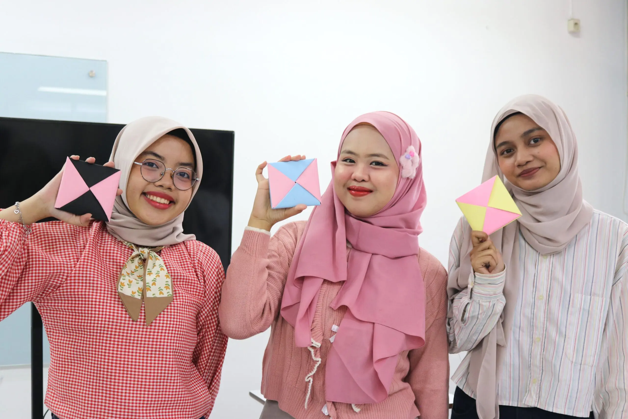 Peserta dengan hasil Ddakji buatannya