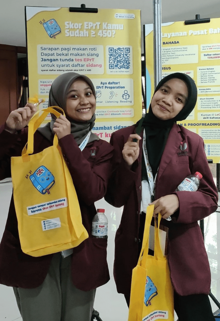 Pengunjung mendapatkan merchandise gratis setelah mencoba tes kemampuan bahasa Inggris