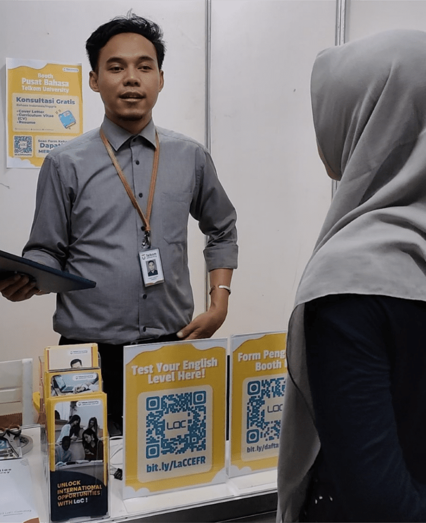 Pengunjung sedang berkonsultasi di booth LaC