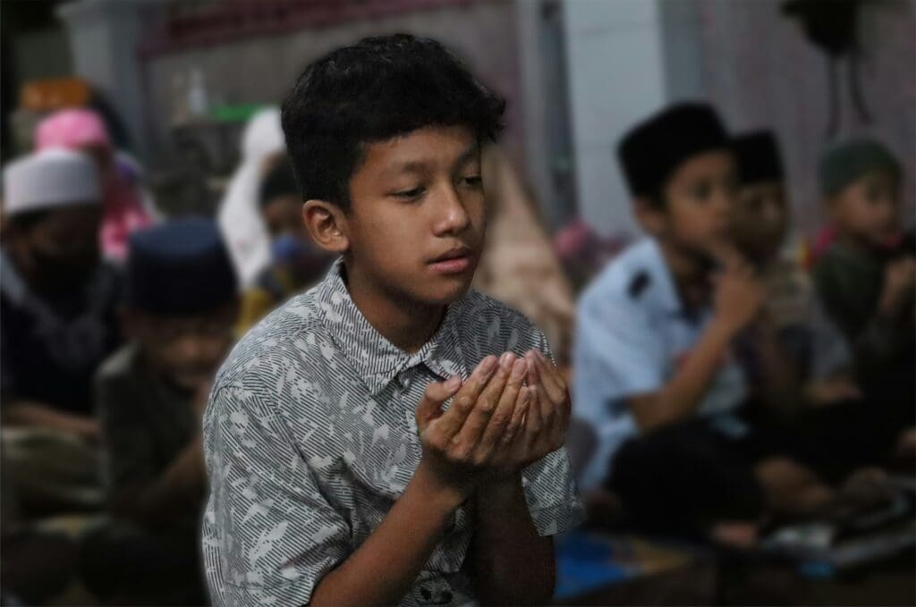 Anak berdoa untuk memohon ampunan bagi orang tua