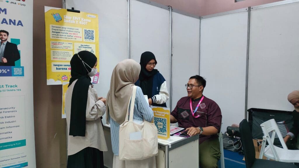 Pengunjung sedang berkonsultasi di booth LaC 