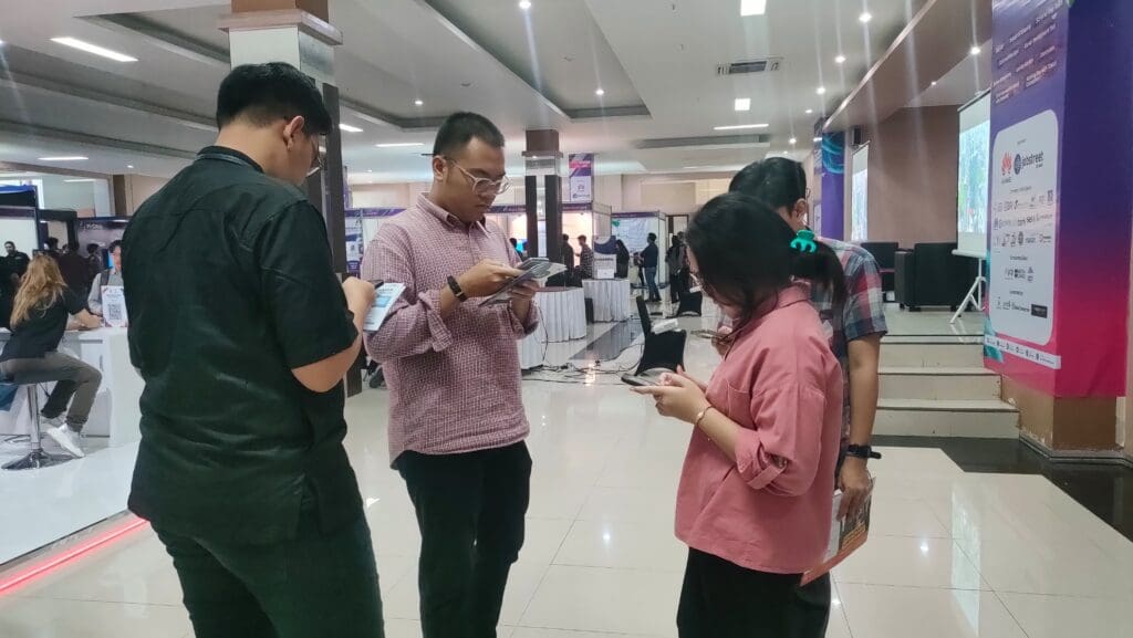 Pengunjung sangat antusias mengikuti tes kemampuan bahasa Inggris di booth LaC