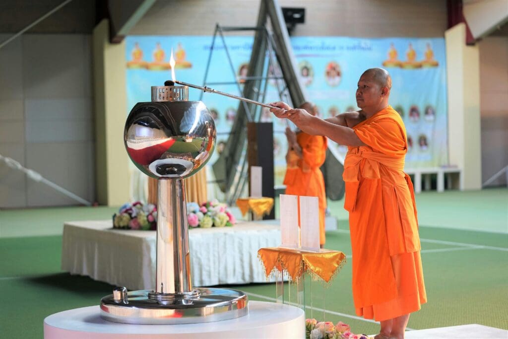 Ritual Lilin Hari Waisak di Vihara