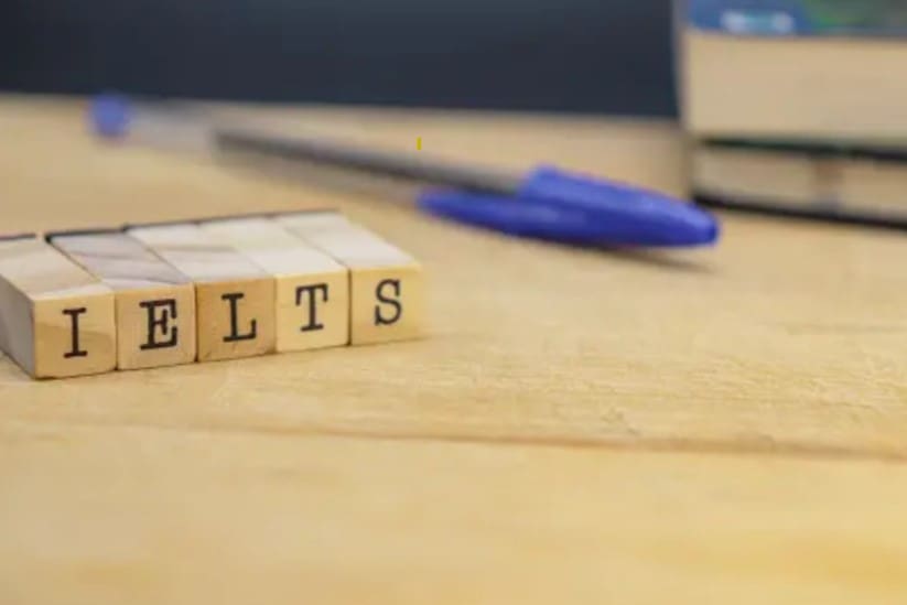 Tulisan IELTS Menggunakan Kubus Kayu