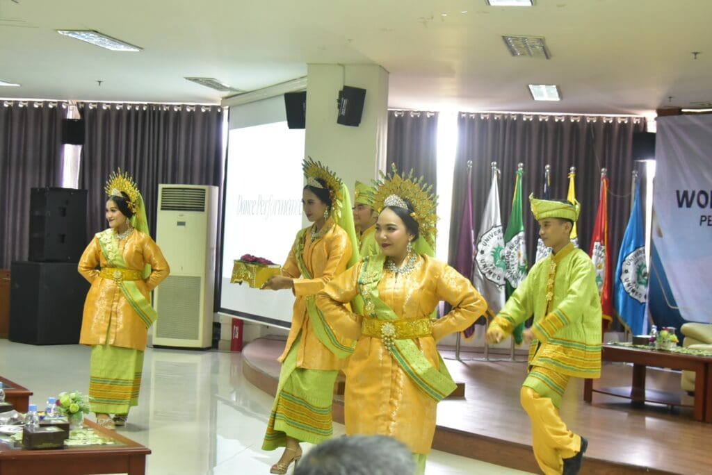 Penampilan tari oleh Dance Art Education