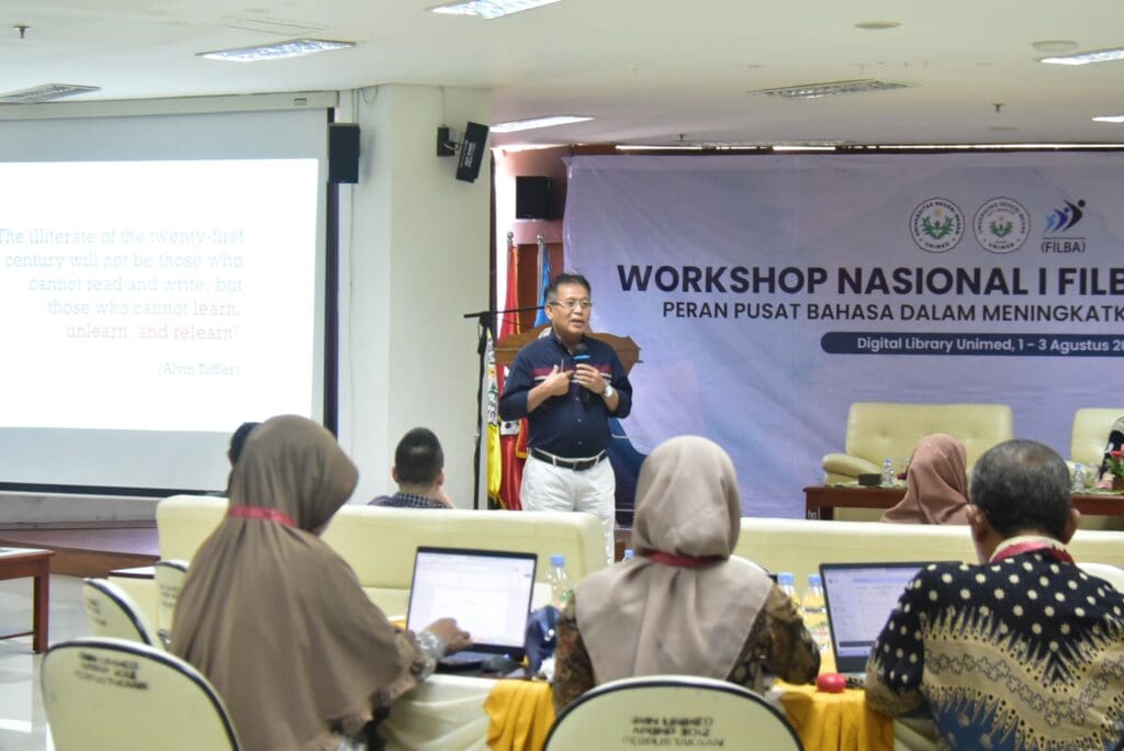 Bapak Prof. Dr. Syawal Gultom, M.Pd. sedang menyampaikan keynote speech