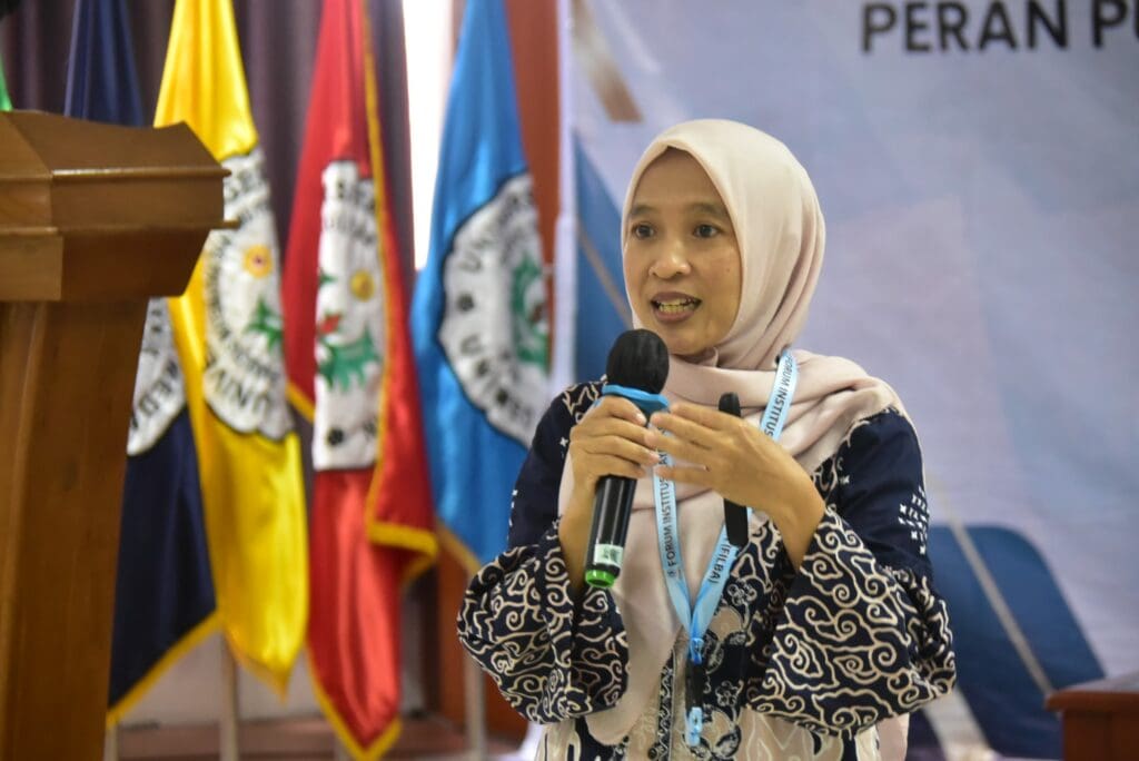 Ibu Retno Hendryanti, Ph. D. sebagai pemateri Workshop dan Pelatihan Sesi 1