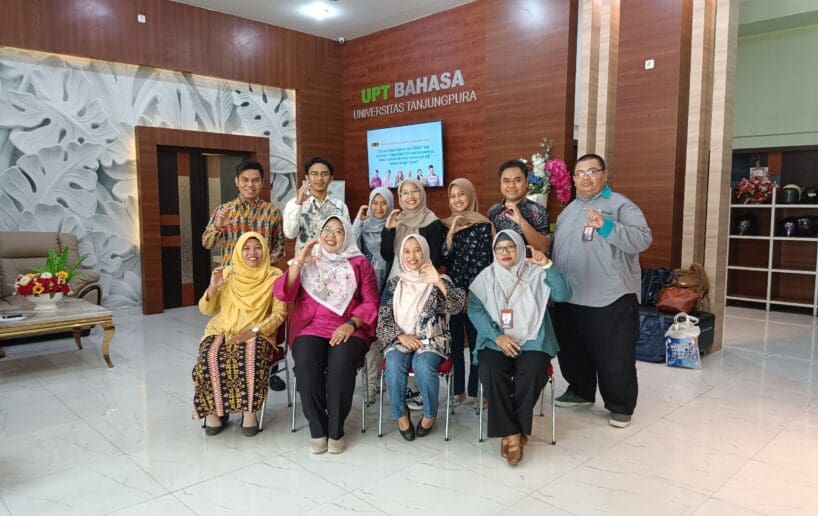 Foto bersama di UPT Bahasa UNTAN