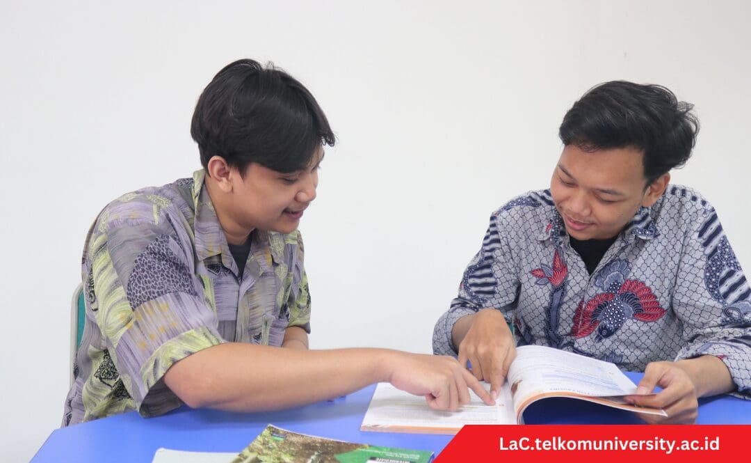 Mahasiswa belajar ungkapan bahasa Inggris di kelas General English Pusat Bahasa Telkom University