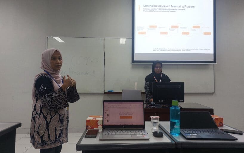 Ibu Retno dan Ibu Anis sedang melakukan presentasi