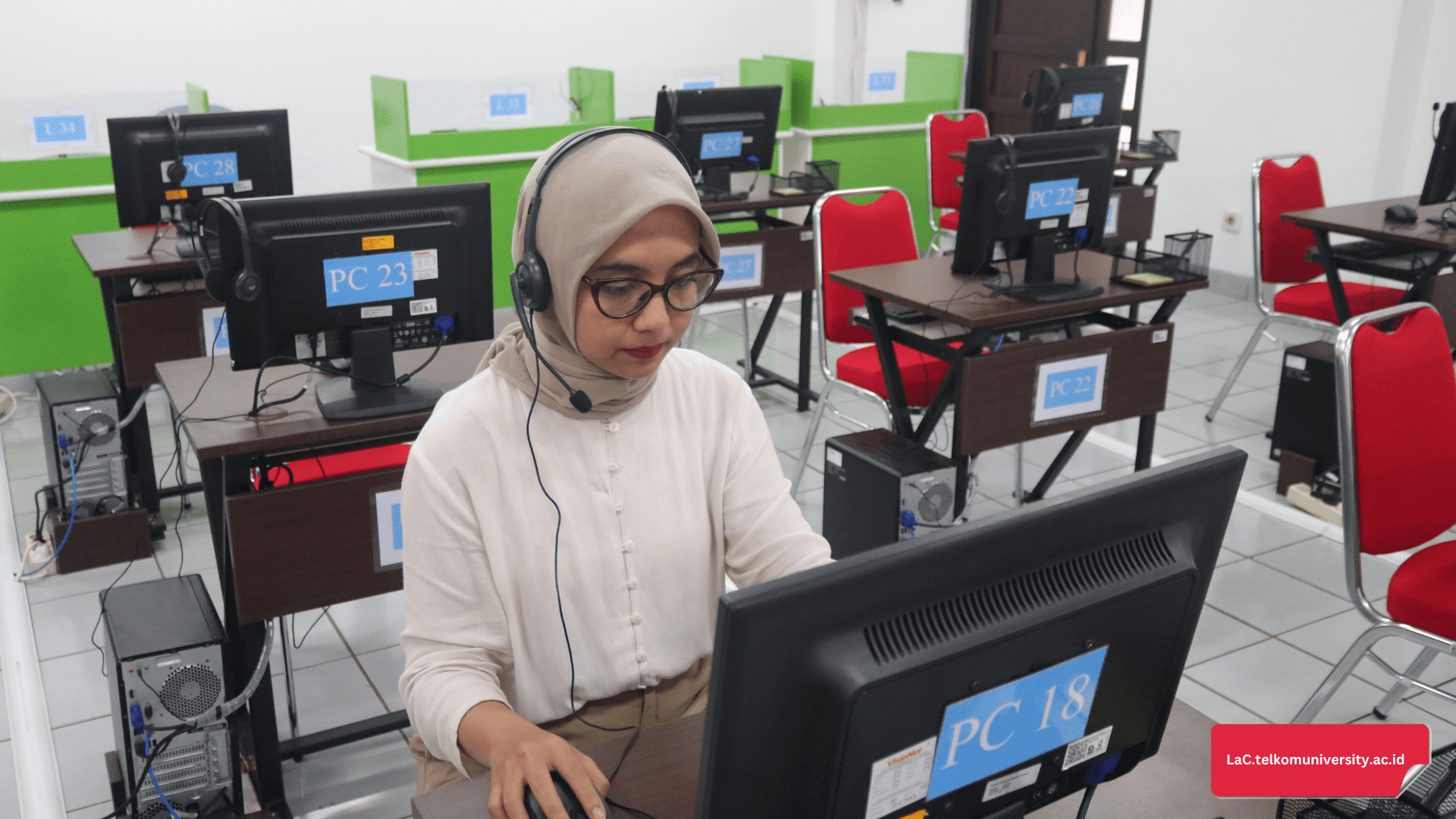 Mahasiswa simulasi soal Listening tes EPrT dengan rutin