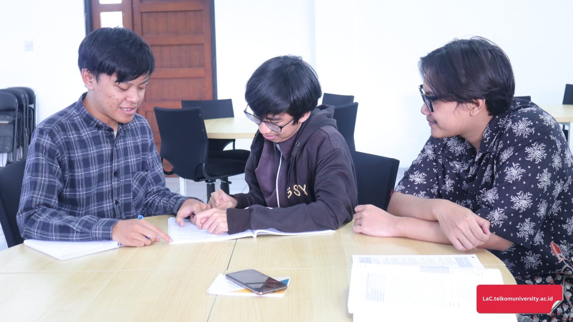 Meminta umpan balik teman untuk meningkatkan skor menulis esai TOEFL iBT bersama kelompok belajar