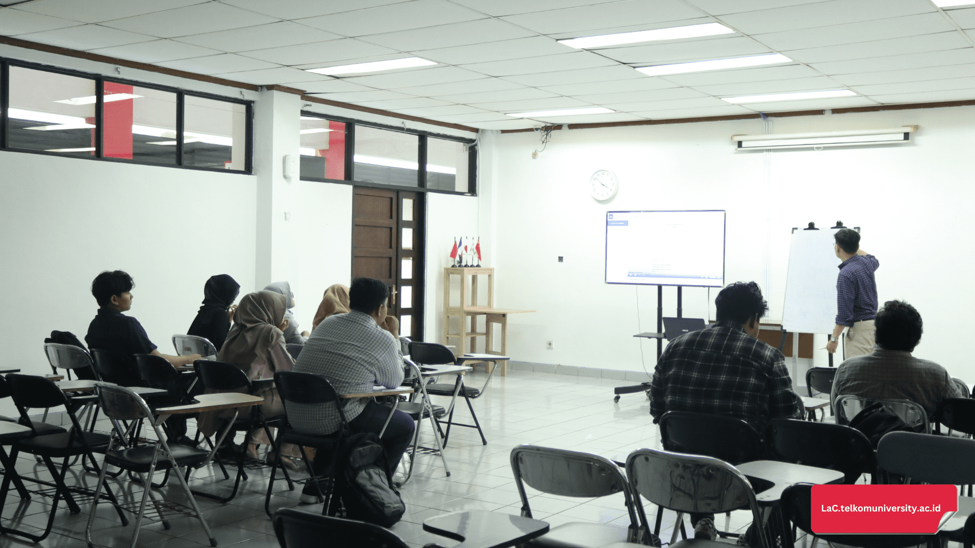 Kelas kursus persiapan EPrT di Pusat Bahasa Telkom University