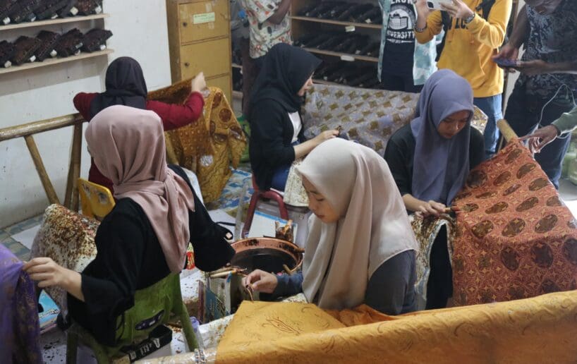 Proses pembuatan batik cap dan batik tulis