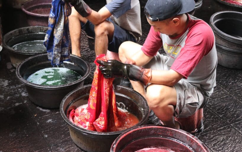 Proses pemberian warna dan proses 'nglorod' atau 'melorod’ pada kain batik