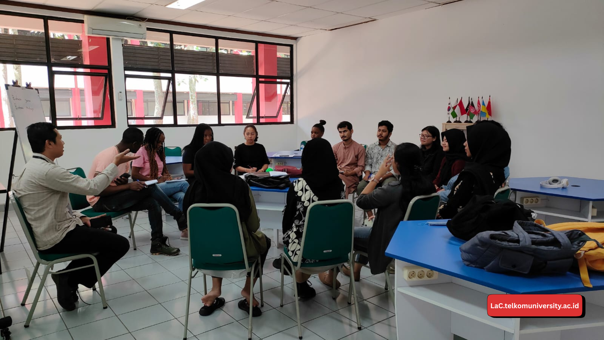 Siswa asing belajar Bahasa Indonesia melalui cerita rakyat dalam kelas BIPA Pusat Bahasa Telkom University