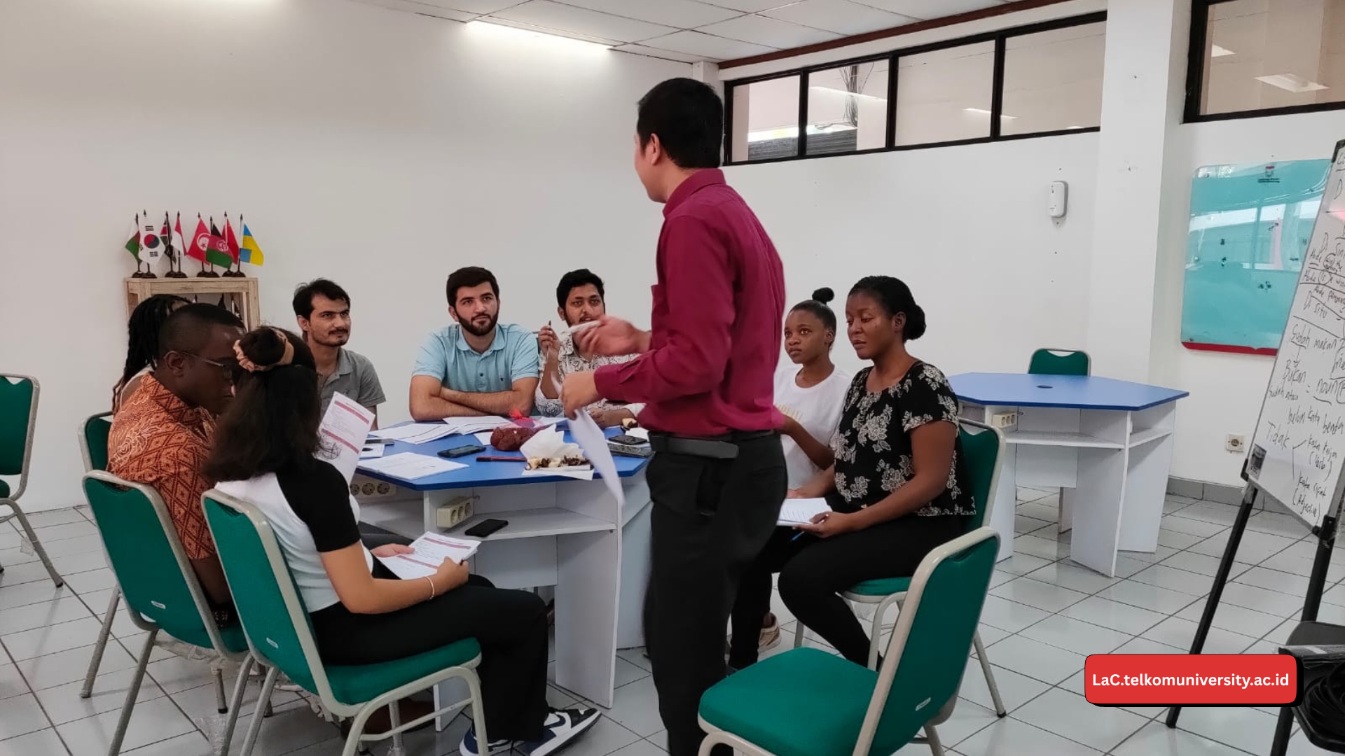 Ilustrasi tutor BIPA Pusat Bahasa Telkom University sedang bercerita cerita rakyat Malin Kundang