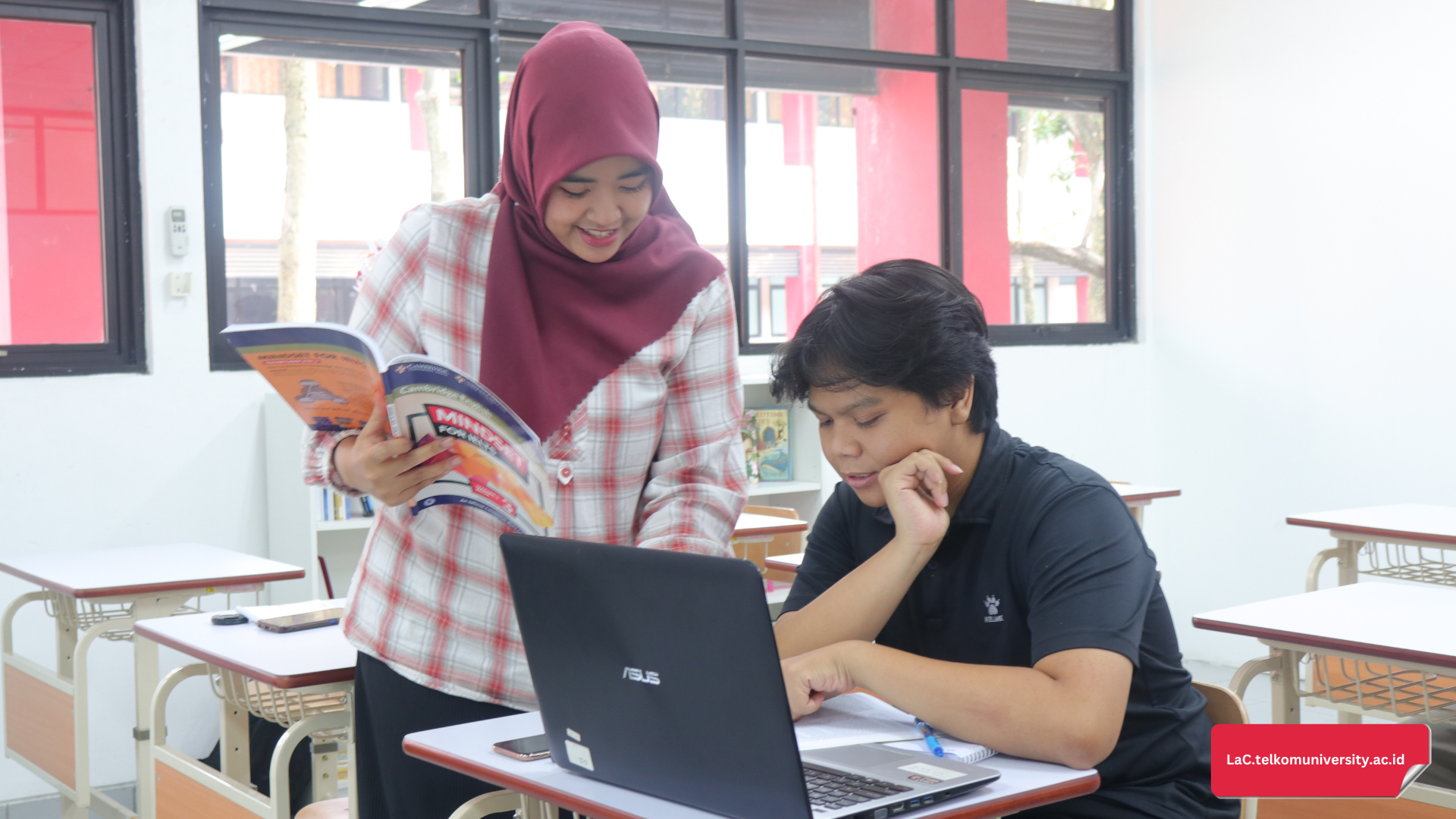 Mahasiswa kursus persiapan IELTS Pusat Bahasa Telkom University sedang dibimbing tutor profesional