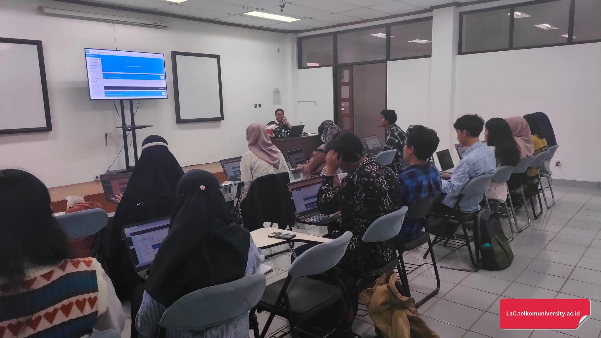 Peserta kursus TOEFL iBT Preparation Pusat Bahasa Telkom University sedang belajar strategi reading TOEFL iBT