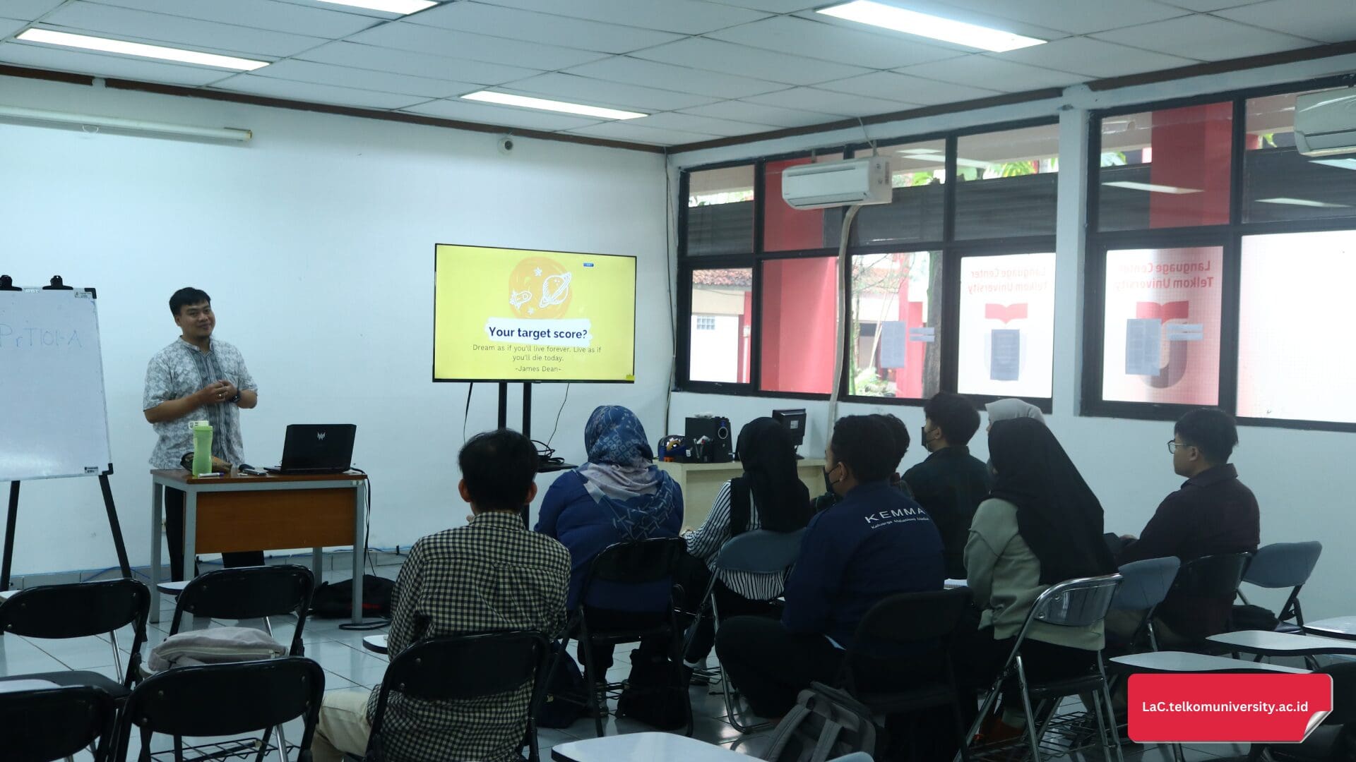 Seorang instruktur kursus TOEIC Preparation di Pusat Bahasa Telkom University sedang memberikan pelatihan kepada peserta