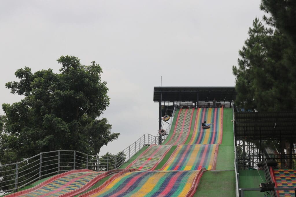 Mahasiswa BIPA Telkom University menaiki wahana Rainbow Slide