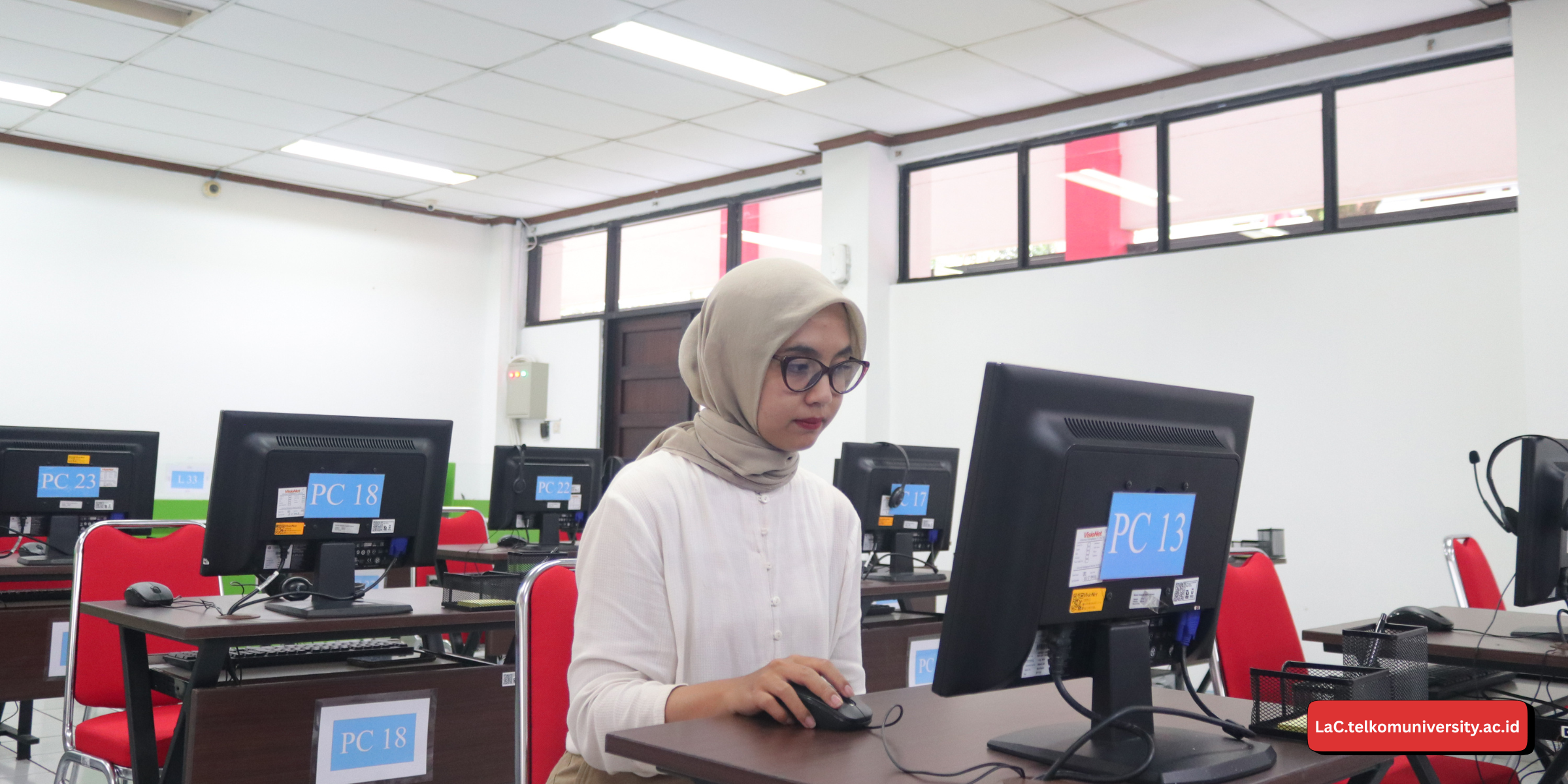 Mahasiswa sedang simulasi tes EPrT di Pusat Bahasa Telkom University