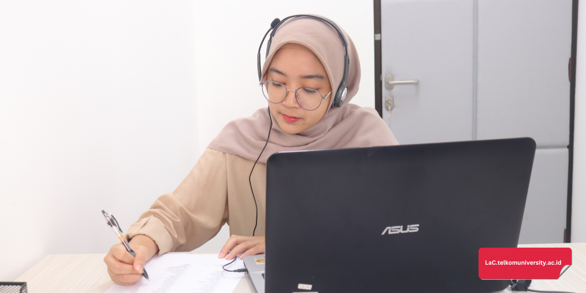 Mahasiswa belajar bahasa Jepang melalui pendengaran audio dari buku latihan