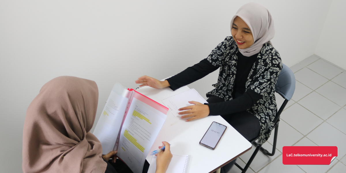 Mahasiswa sedang berlatih speaking bersama dengan timer dan catatan speaking practice untuk TOEFL iBT