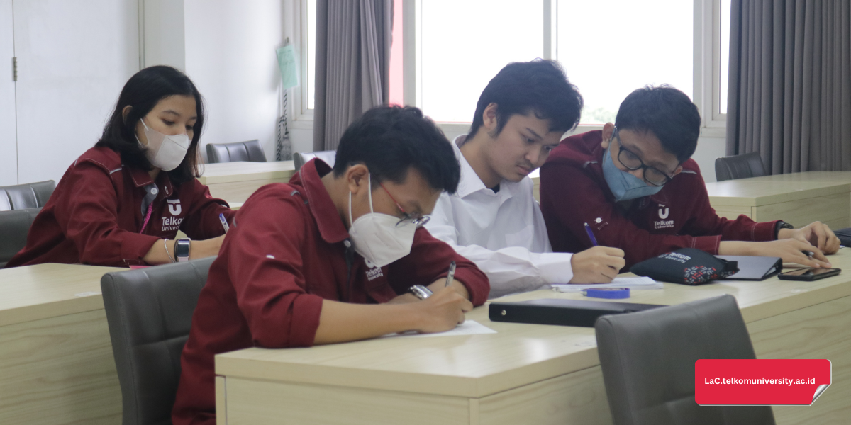 Kelas TOEFL iBT Preparation di Pusat Bahasa Telkom University sedang berlangsung