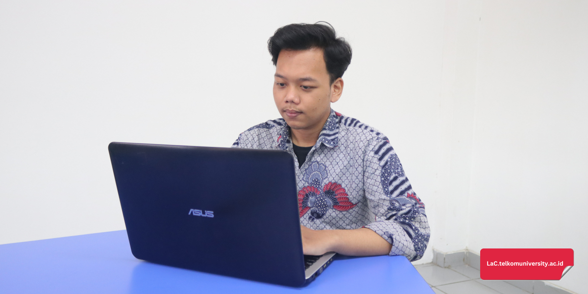 Peserta kursus bahasa Jepang Pusat Bahasa Telkom University sedang mengikuti kelas daring