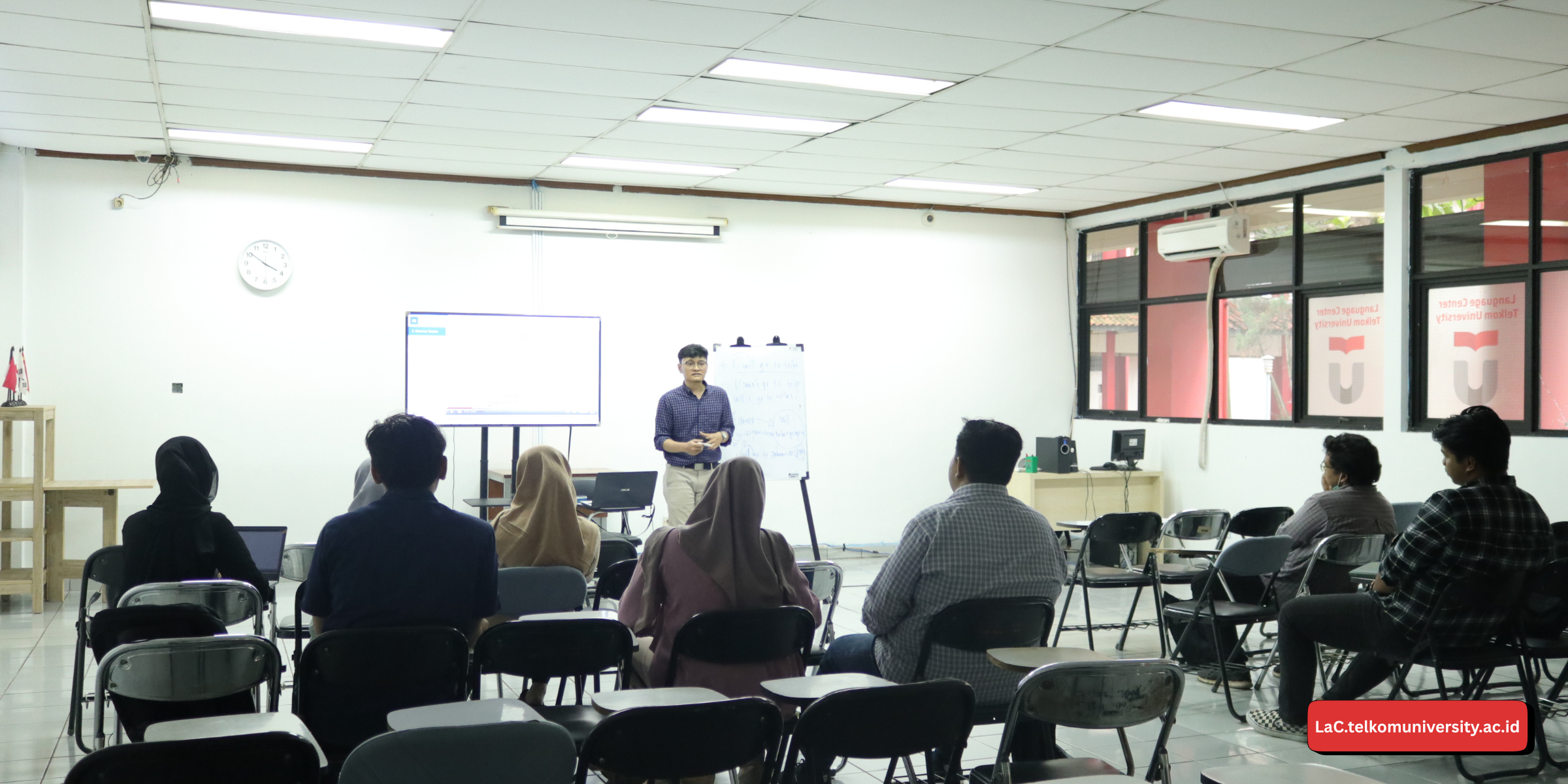 Suasana kursus TOEFL iBT Preparation di Pusat Bahasa Telkom University