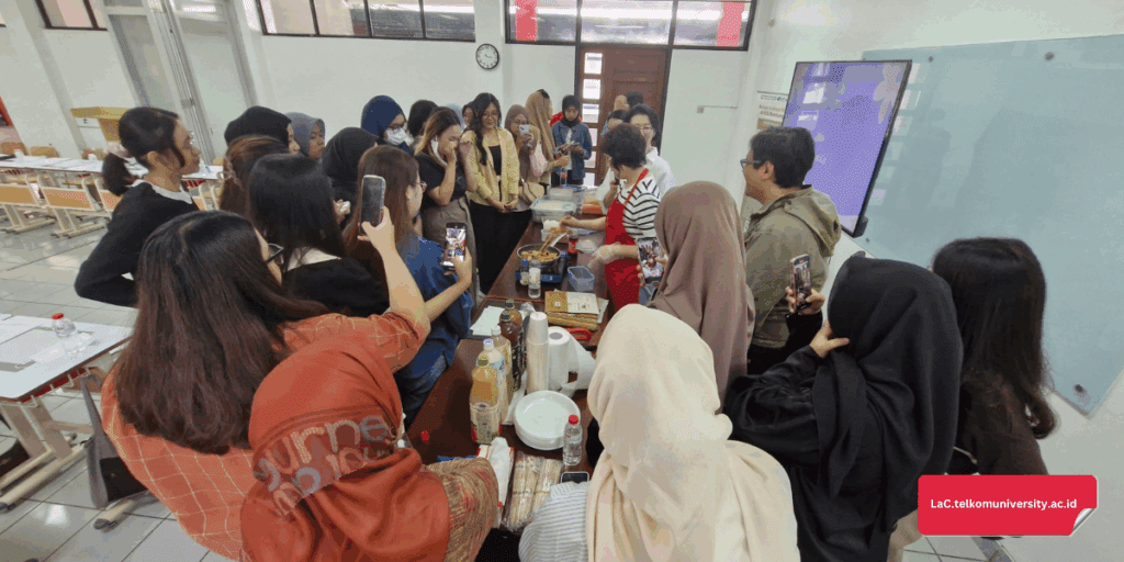 Para peserta memperhatikan praktek pembuatan Kimbap oleh Ibu Hyesuk Ko