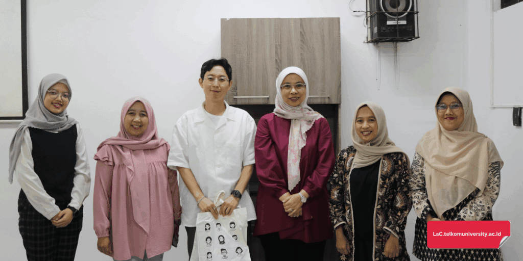 Penyerahan cinderamata dari perwakilan International Office Telkom University dan KIT