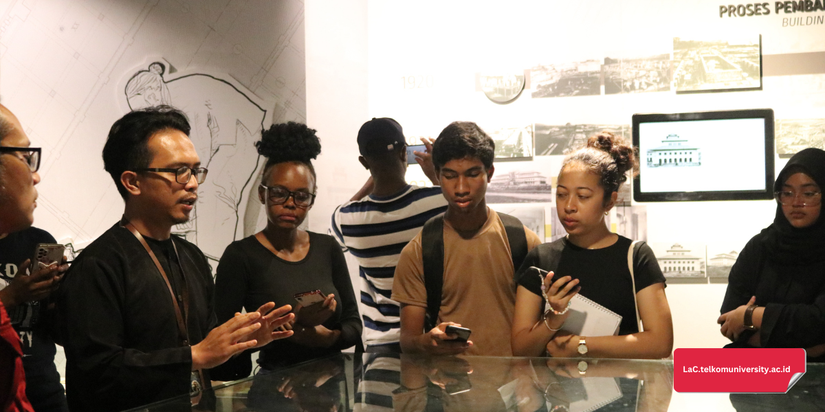 Penutur asing sedang memperdalam kosakata bahasa Indonesia melalui wisata edukasi