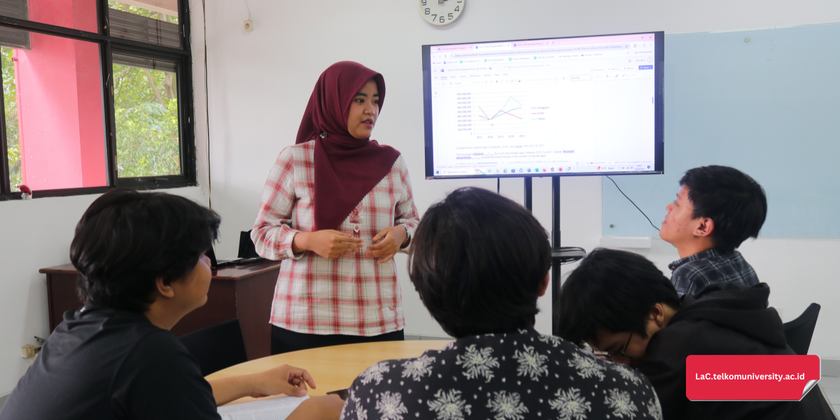 Instruktur kursus sedang membahas soal grafik IELTS Writing Task 1