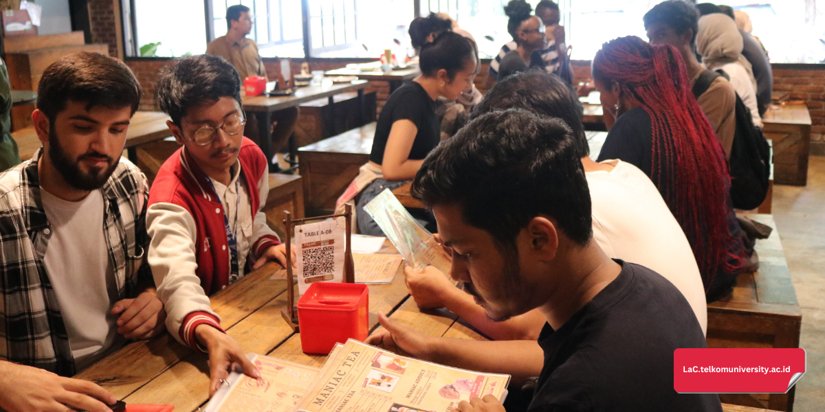 Percakapan peserta kursus BIPA Pusat Bahasa Telkom University membahas makanan yang enak di sebuah kafe (1)