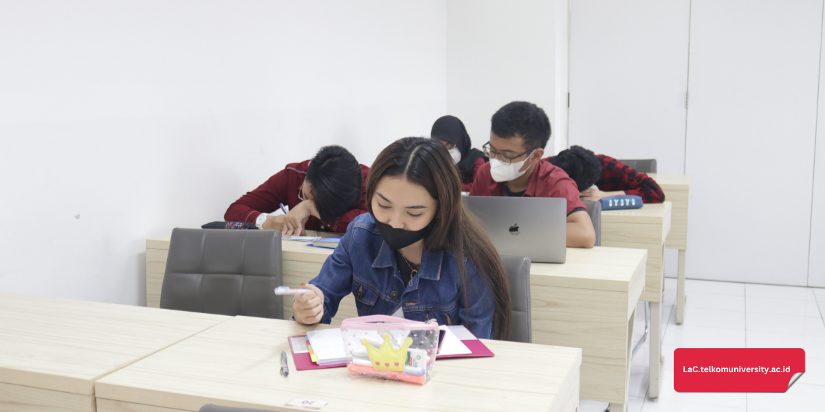Peserta kursus TOEFL iBT Preparation Pusat Bahasa Telkom University mencatat strategi dan tips hadapi soal Reading TOEFL iBT