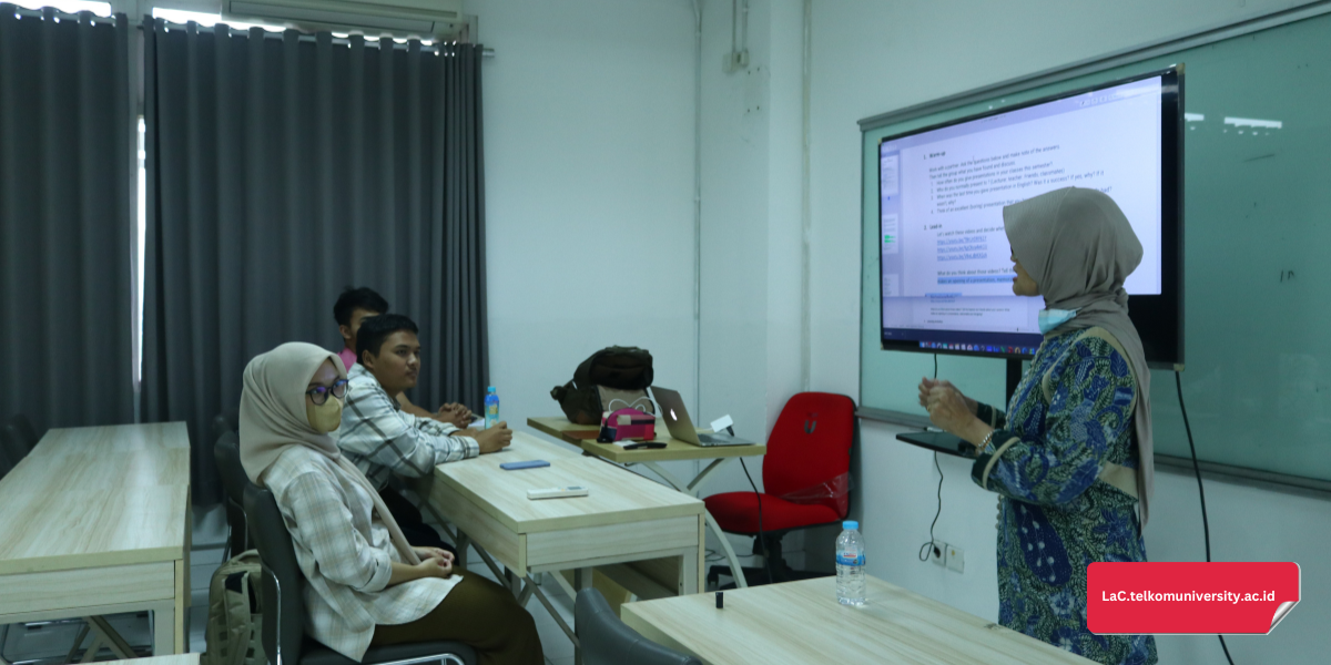 Instruktur kursus TOEFL iBT Preparation Pusat Bahasa Telkom University sedang membahas soal latihan Reading TOEFL iBT