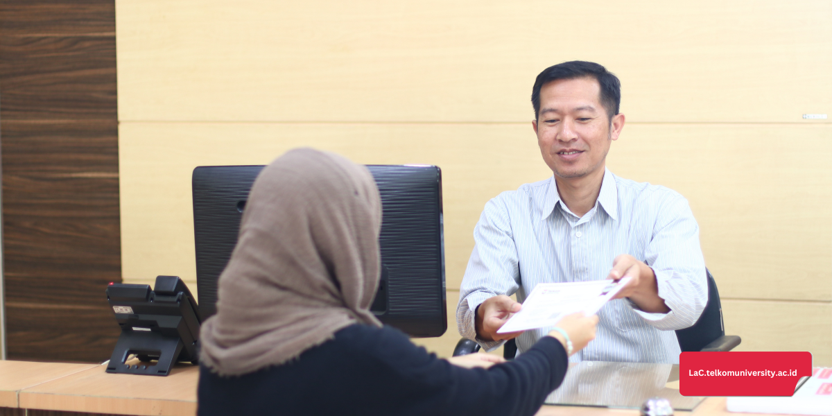 Mahasiswa sedang meminta informasi langsung mengenai kursus bahasa Prancis di Pusat Bahasa Telkom University